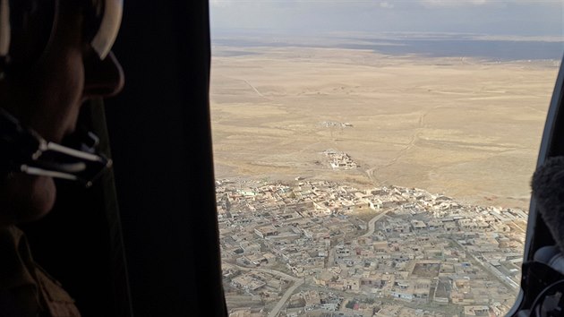 Pohled na Mosul z vojensk helikoptry (4. ledna 2017)