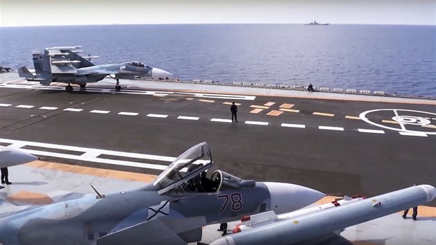 Rusk letouny Su-33 na palub letadlov lodi Admirl Kuzncov (15. listopadu 2016)