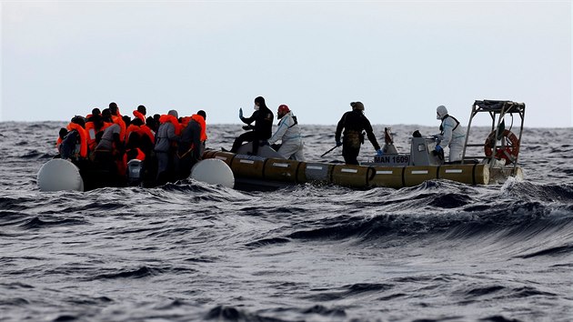 Italsk nmonictvo zachrauje migranty z peplnnho lunu u beh Libye (2. ledna 2017)
