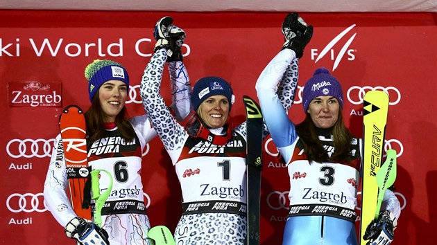 Stupn vtz zvodu Svtovho pohru slalomek jsou esko-slovensk. Zleva Petra Vlhov (druh msto), vtzka Veronika Velez-Zuzulov a rka Strachov.