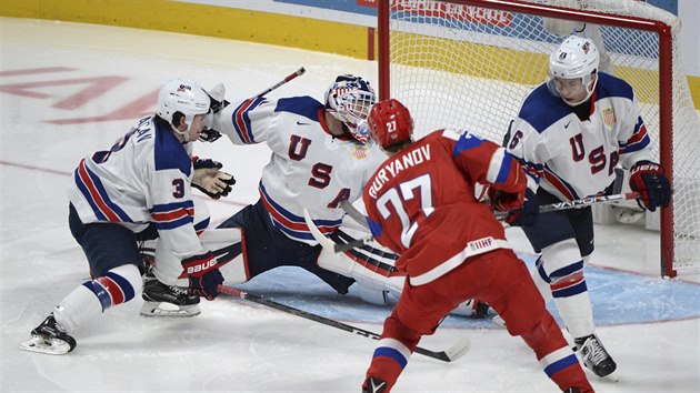 Americkou obranu se sna pekonat rusk hokejista Denis Gurjanov.