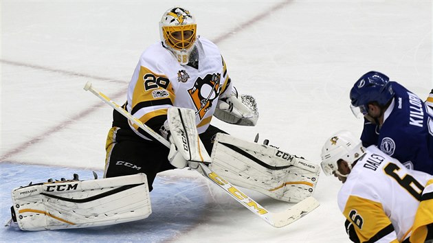 Marc-Andre Fleury v brance Pittsburghu vyr puk.