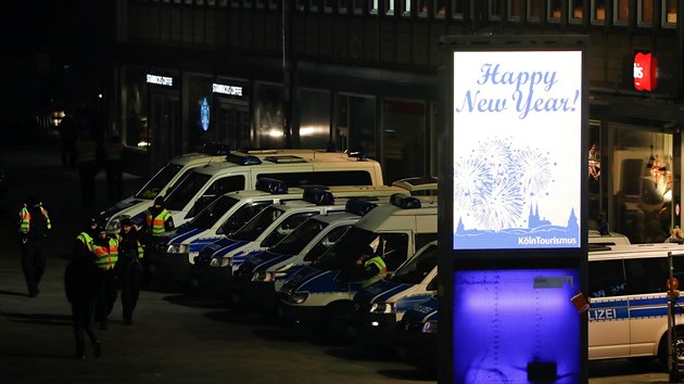 Policie mnohonsobn poslila ptomnost strnk v Koln nad Rnem bhem silvestrovskch oslav (31. prosince 2016)