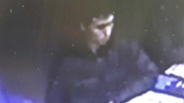 Na snmku z bezpenostn kamery je zachycen mu, kterho policie oznauje za hlavnho podezelho z novoronho atenttu v istanbulskm klubu