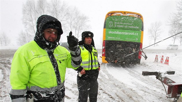 Vyproovn havarovanho autobusu u almanova, kter naboural v noci ve snhov vnici a nkolik cestujcch utrplo zrann.