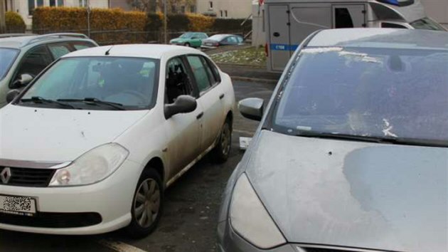 Mu dal do telefonnho automatu zaplenou petardu. Vbuch pokodil i dv zaparkovan auta.