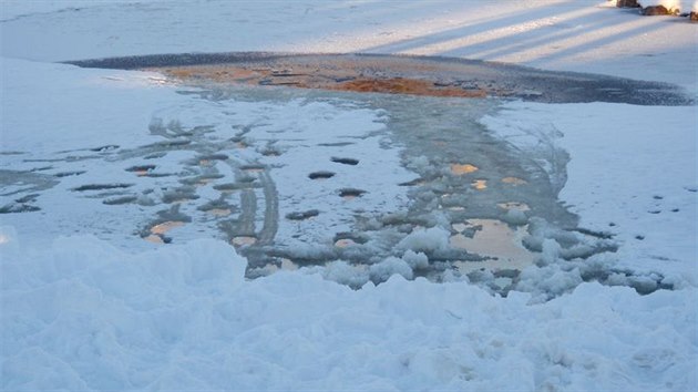 Chlapec se v ptek propadl ledem na rybnku v Sokolov (6. ledna 2016).