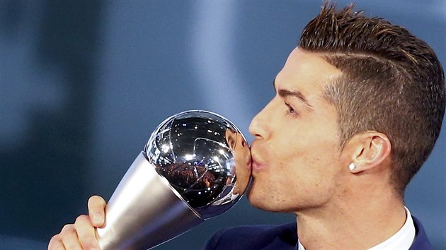 Cristiano Ronaldo se lask s novou trofej pro nejlepho fotbalistu roku podle FIFA.