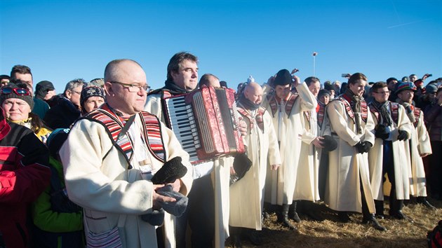 Zhruba pt tisc lid pilo oslavit silvestr na Velkou Javoinu. Setkn ech a Slovk se zde konalo u po tyiadvact.