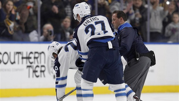 Patrik Laine opout ledovou polchu  po hitu od Jakea McCabea v zpase mezi Buffalem a Winnipegem.