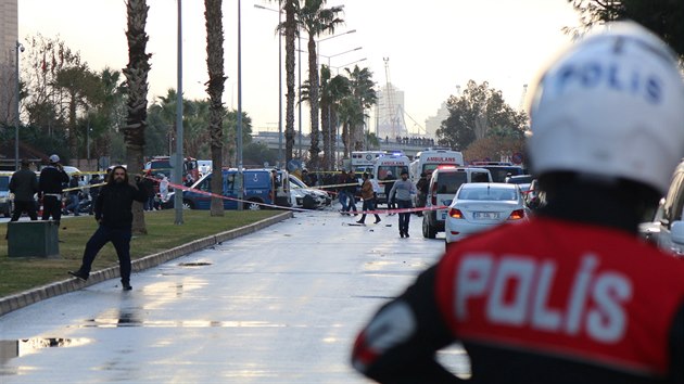 V Izmiru vybuchlo auto pln trhaviny. Incident se odehrl ve tvrti Bayrakli, kter je urena pro soudce a sttn zstupce (5. ledna 2017)