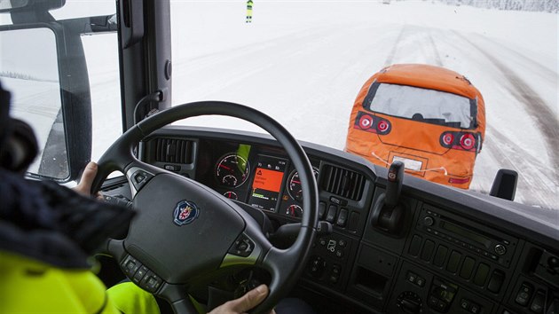 AEB je systm pokroilho nouzovho brzdn, kter pouv kameru a radar ke sledovn dopravn situace ped vozidlem. elem tohoto systmu je pokud mono zabrnit kolizi s vozidlem ped sebou.