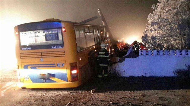 Autobus na Znojemsku narazil do hbitovn zdi, pt lid se zranilo