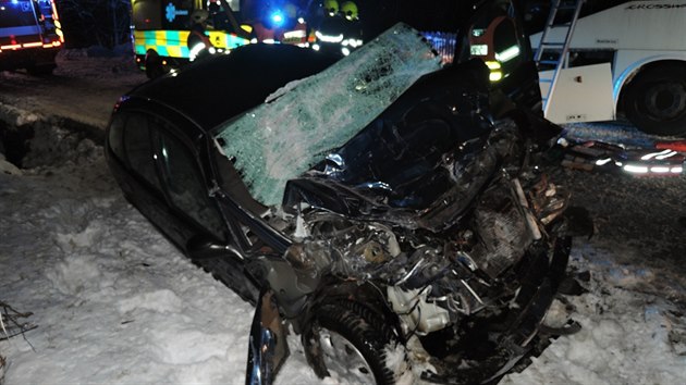 V sti obce Bokov na Semilsku se ped estou hodinou rann stetl autobus s autem.