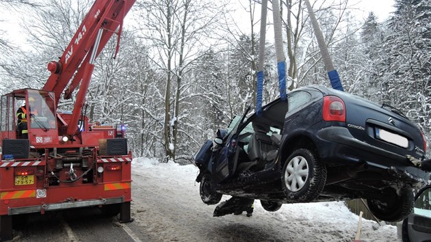 V sti obce Bokov na Semilsku se ped estou hodinou rann stetl autobus s autem.