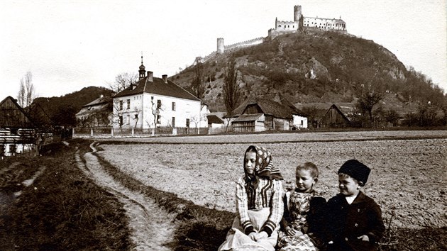 Hrad Bezdz na eskolipsku s vesniany kolem roku 1895