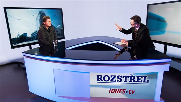 Instruktor sebeobrany Pavel ern v diskusnm poadu iDNES.cz Rozstel. Na snmku s modertorem Vladimrem Voklem. (4. ledna 2017)