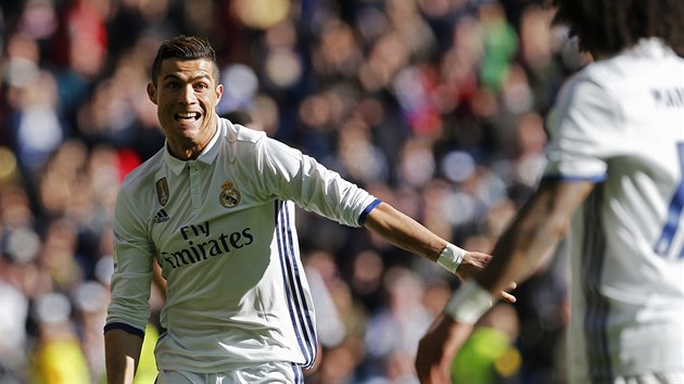 Cristiano Ronaldo z Realu Madrid oslavuje vstelenou branku v zpase proti Granad.