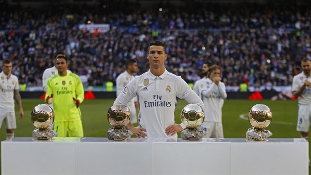 VECHNY JSOU MOJE. Cristiano Ronaldo pzuje ped ligovm utknm proti Granad se tymi zlatmi mi, kter ve sv karie.
