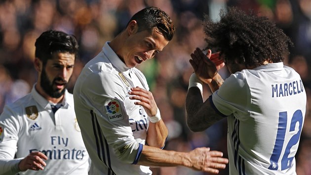 Fotbalist Realu Madrid se raduj ze vstelenho glu v utkn s Granadou. Uprosted je Cristiano Ronaldo.