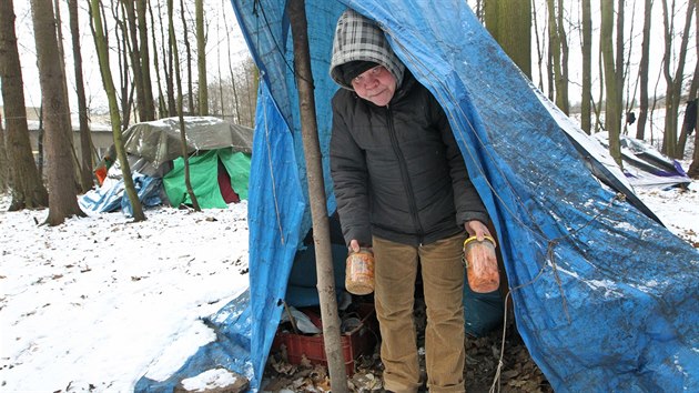 Bezdomovkyn Karla Melcherov ukazuje potravinov zsoby. (6. ledna 2017)