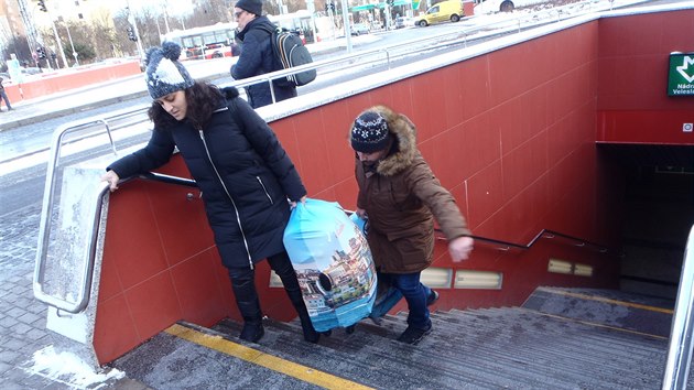 Portr, kter m ve stanici metra Ndra Veleslavn lidem pomhat se zavazadly nefungoval, tak si lid museli pomoct sami.