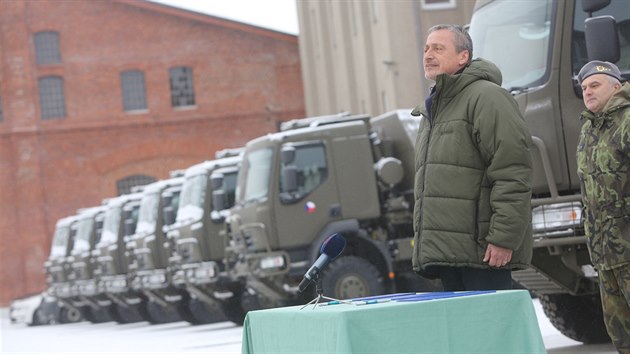 Armda pevzala 26 novch tatrovek. Do zkladny ve tpnov pijel ministr obrany Martin Stropnick (3. ledna 2017)