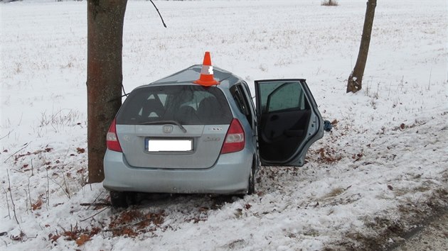 idi narazil na Krumlovsku do stromu. Nehodu nepeil.