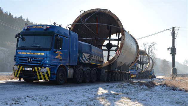 Transport pevejc komponenty pro cementrnu v Dubaji zastavil na konci listopadu pval snhu ve Sloupu na Blanensku. Znovu do pohybu se vydal a za msc.