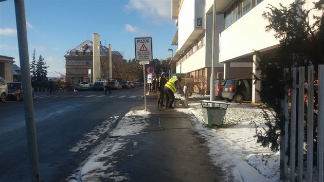 Na Bulovce na parkoviti vs pivtaj hldai ve lutch vestch.