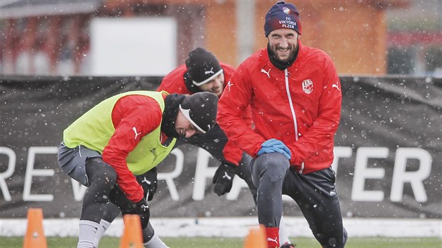 Kapitn plzeskch fotbalist Roman Hubnk (vpravo)  a Milan Petrela na startu zimn ppravy.