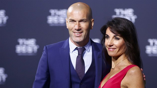 Nkdej francouzsk zlonk Zinedine Zidane souasn trenr Realu Madrid, na slavnostnm galaveeru FIFA v doprovodu manelky Veronique.