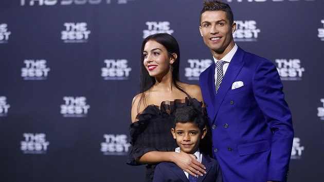 Cristiano Ronaldo na galaveer FIFA do Curychu dorazil se synem a ptelkyn Georginou Rodriguezovou (2017).