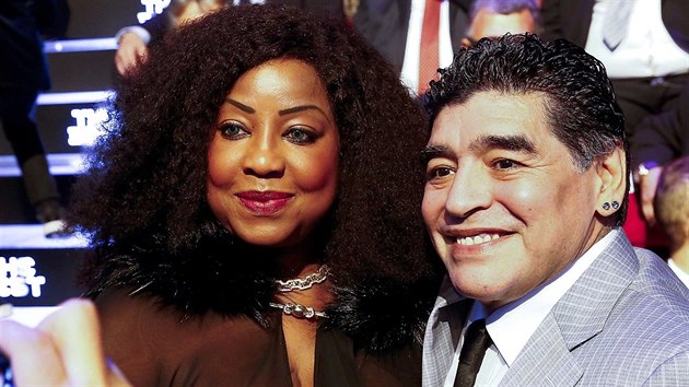 Jeden z nejlepch fotbalist svta vech dob Diego Armando Maradona a generln sekretka FIFA Fatma Samoura na galavaeru FIFA.
