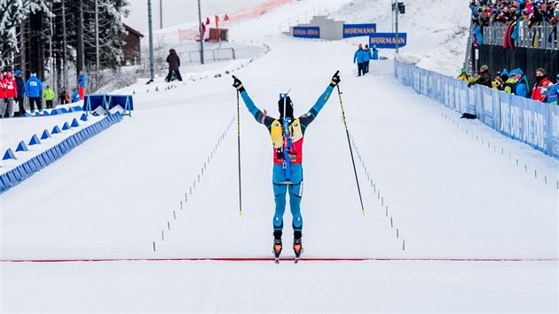 J JSEM KRL, NEZAPOMETE. Jeden vpadek sta, osm msto zapomenuto. Martin Fourcade projel clem sthacho zvodu v Oberhofu pozadu.