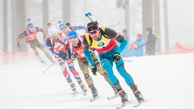 Martin Fourcade vede pole biatlonist v hromadnm zvodu v Oberhofu.