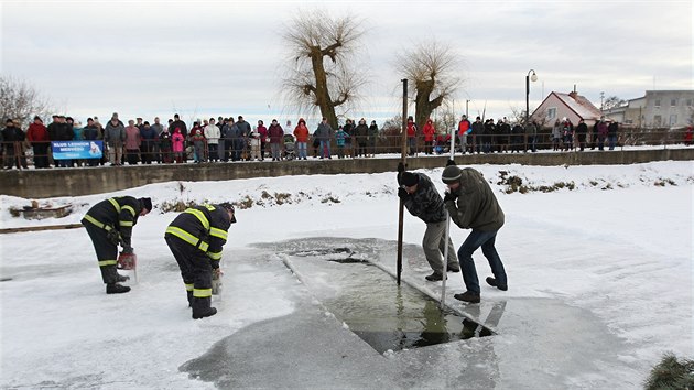 Otuilci se koupali v zamrzlm hrotovickm rybnku. Hasii jim museli motorovmi pilami vyezat v ledu baznek.