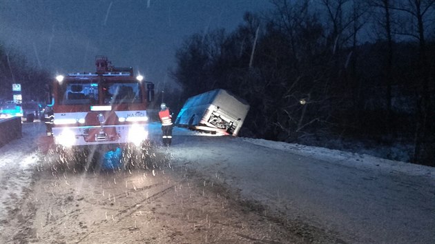 Autobus u Berouna vyjel ze silnice a zstal stt naklonn u silnice (6.1.2017).