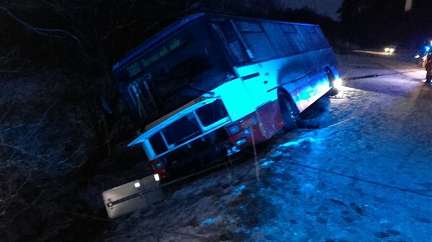 Autobus u Berouna vyjel ze silnice a zstal stt naklonn u silnice (6.1.2017).