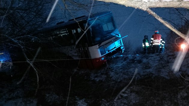 Autobus u Berouna vyjel ze silnice a zstal stt naklonn u silnice (6.1.2017).