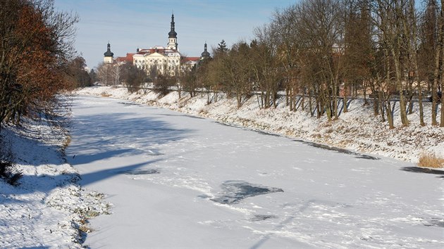 Teploty v Olomouci klesly v noci a k -20 C a ani pes den nevystoupaly nad -10 C. Na snmku je zamrzl hladina eky Moravy v centru msta (7. ledna 2017)