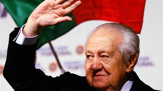 Mrio Soares v roce 2006 nespn usiloval o dal zvolen portugalskm prezidentem (14. ledna 2006)
