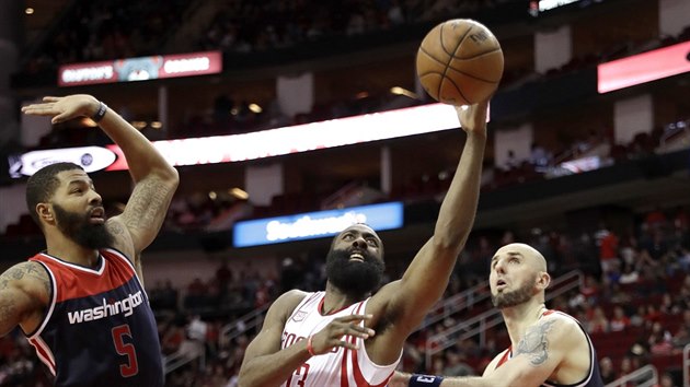 James Harden z Houstonu se prosazuje proti obran Washingtonu, Markieff Morris (vlevo) a Marcin Gortat nebezpe neodvrtili.