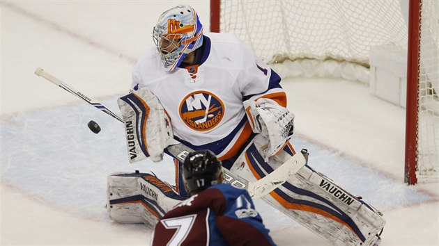 Brank New York Islanders Thomas Greiss znekoduje stelu, kterou vyslal Rene Bourque z Colorada.