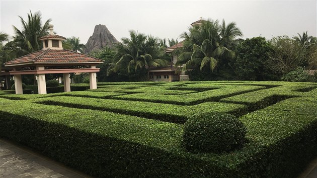 Zahrada hotelu Mission Hills Resort na Chaj-nanu, ve kterm bhem soustedn bydl fotbalist Slavie, nabz kouzeln msta. Teba labyrint z ke.