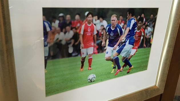 V hotelu Mission Hills Resort na Chaj-nanu bydlel napklad anglick fotbalista Paul Scholes, jen si v resortu dokonce zahrl fotbal.