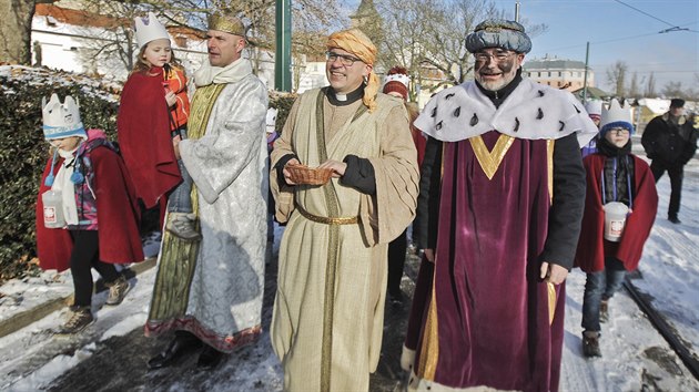 Hejtman Josef Bernard, primtor Martin Zrzaveck a biskup Tom Holub oblkli kostmy mudrc z Vchodu a zapojili se do Tkrlov sbrky. (6. ledna 2017)