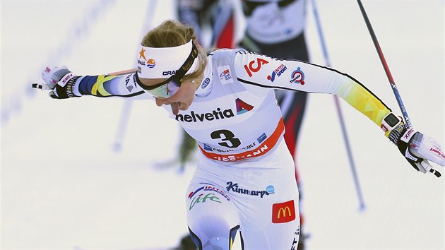vdsk lyaka Stina Nilssonov projd vtzn clem skiatlonu v Oberstdorfu.