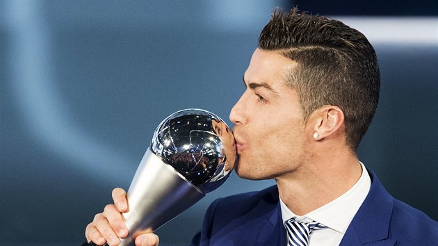 Cristiano Ronaldo se lask s trofej pro nejlepho fotbalistu svta roku 2016.