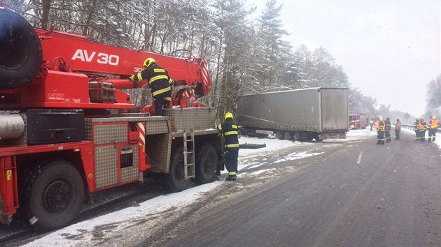 Dlnici D10 blokovaly dopravn nehody. Druh kamion dostal smyk na 32. kilometru smrem na Prahu (5. ledna 2017)